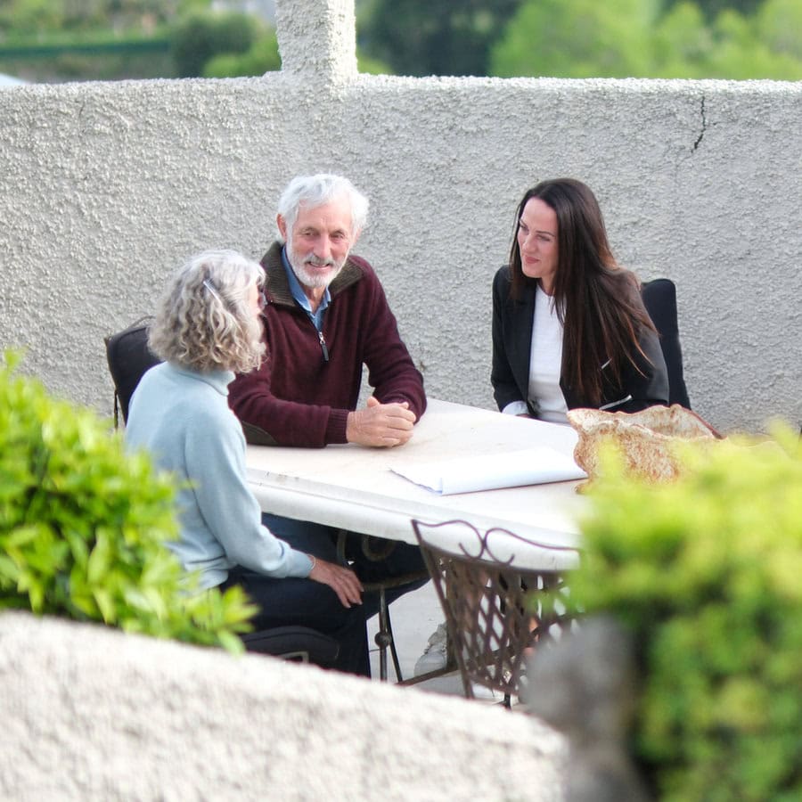 Tamzin Stevenson Buyers Agent talking to client while sitting at a table outside