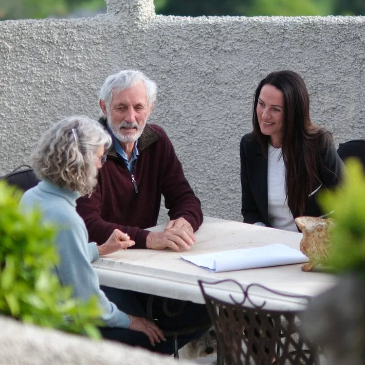 Tamzin Stevenson Buyers Agent talking to an overseas buyer while sitting at a table outside
